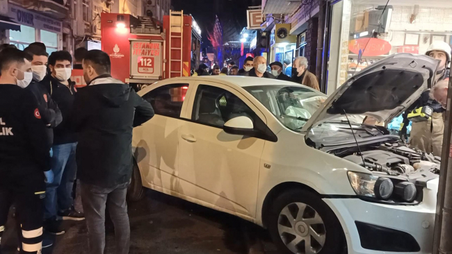 Motosikletlere çarpan otomobil kasaba girdi